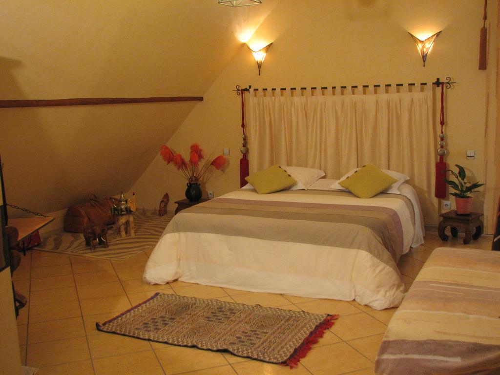 Le Pas De L'Ane Chambres D'Hotes Saint-Ondras Rum bild